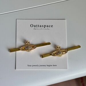 Vivienne.W hair clips in pair